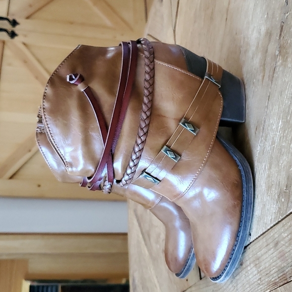 SO Shoes - SO Asparagus healed cowgirl ankle boots size 7 M smoke free home